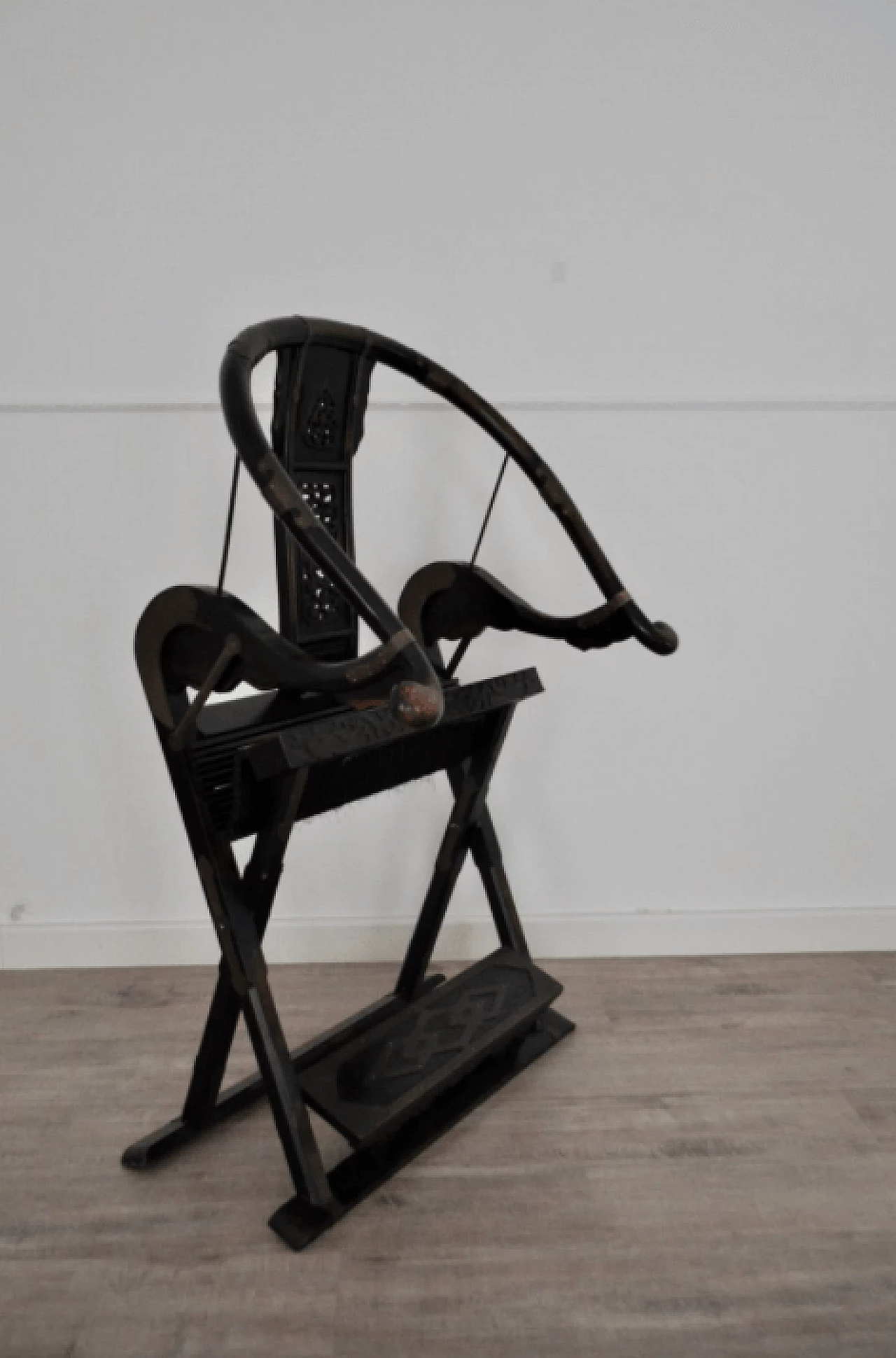 Sedia cinese pieghevole in legno di olmo e metallo, fine '800 1372690