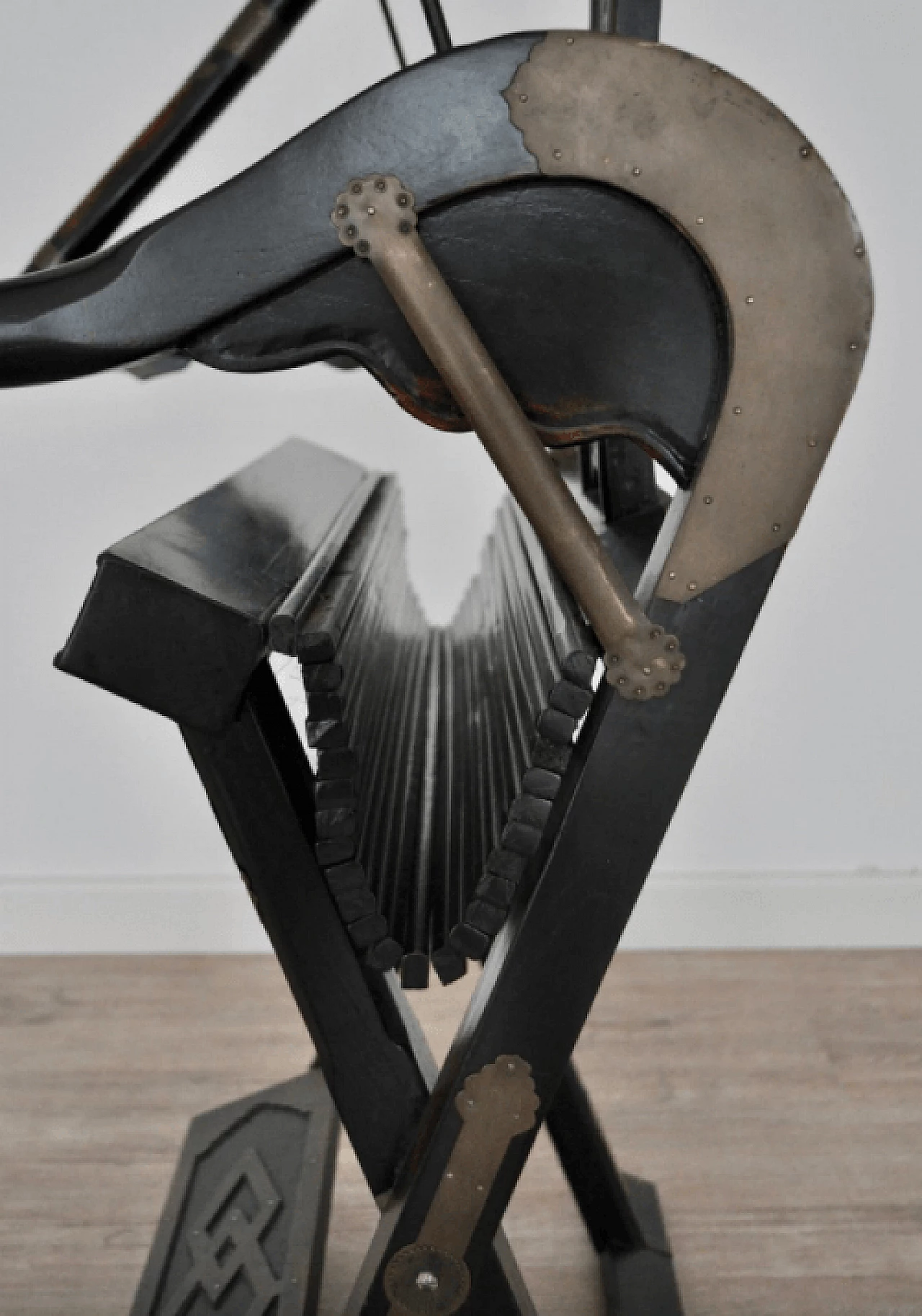 Sedia cinese pieghevole in legno di olmo e metallo, fine '800 1372692