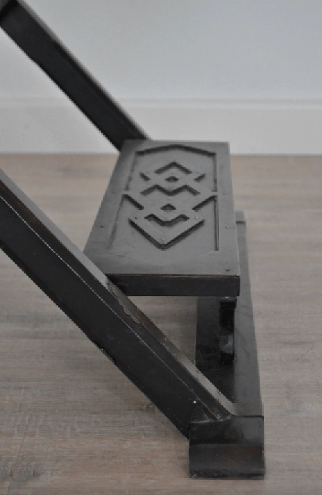 Sedia cinese pieghevole in legno di olmo e metallo, fine '800 1372696