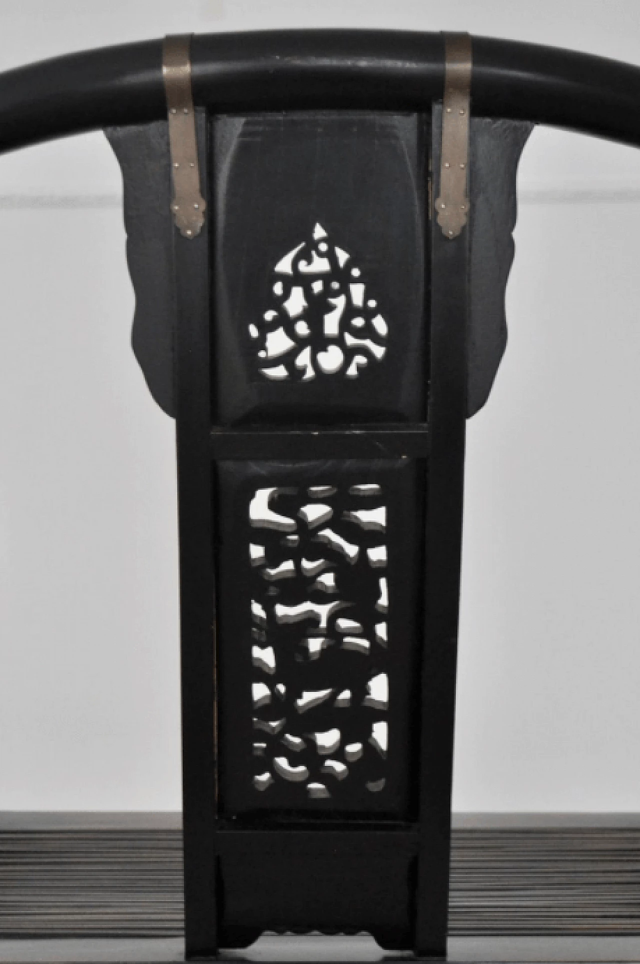 Sedia cinese pieghevole in legno di olmo e metallo, fine '800 1372698