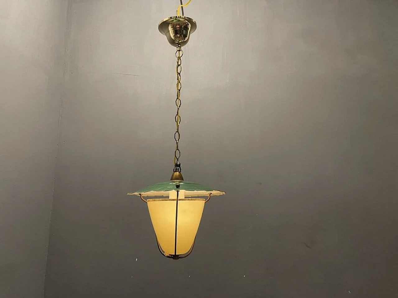 Lampada in vetro opalino e metallo verde, anni '50 1372737