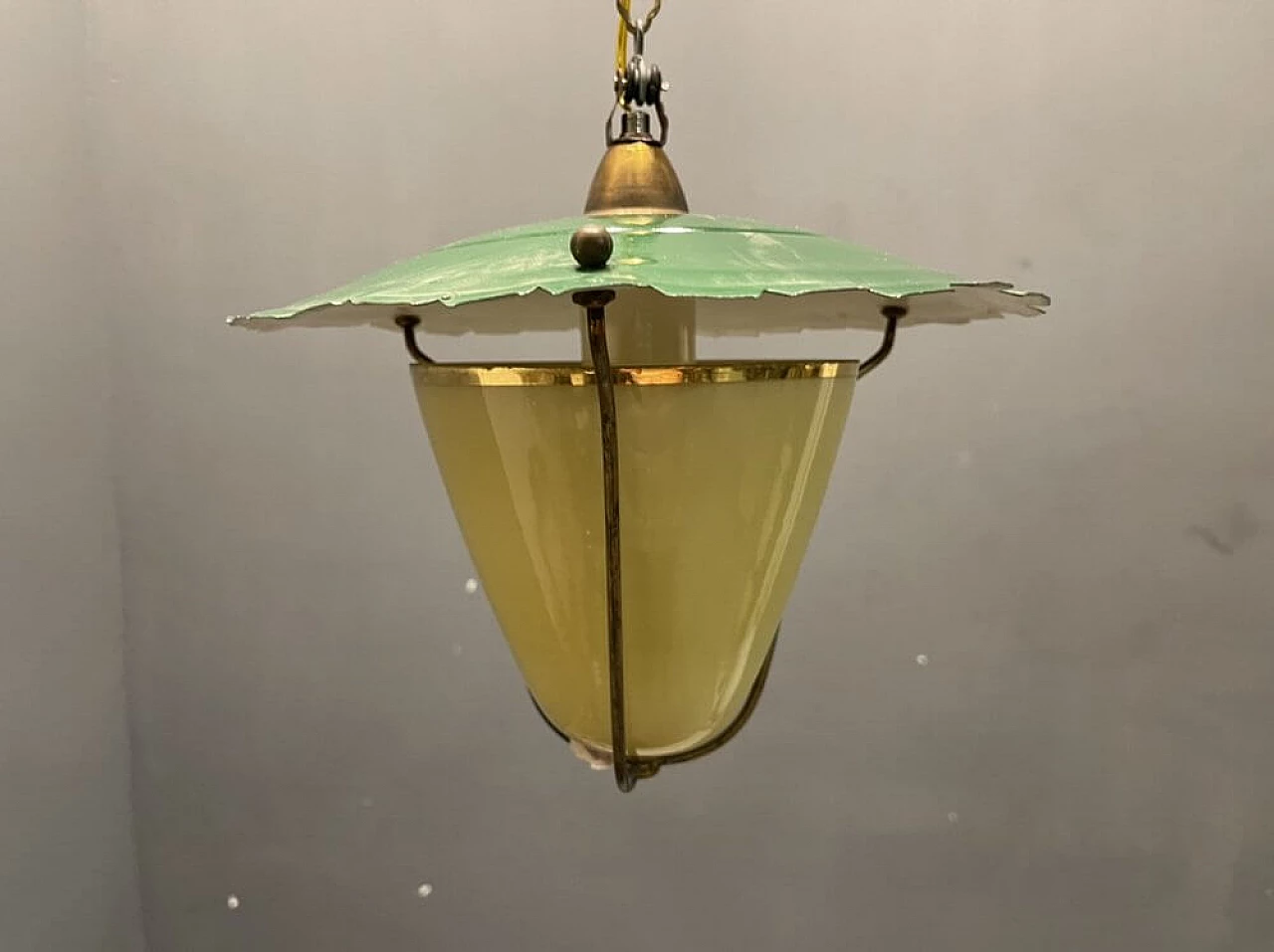 Lampada in vetro opalino e metallo verde, anni '50 1372741