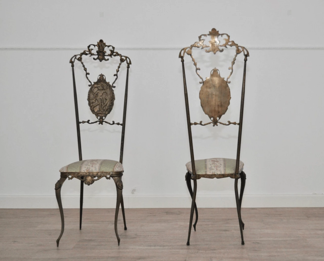 Pair of brass Chiavarine chairs with hand-engraved back, 1930s 1373308