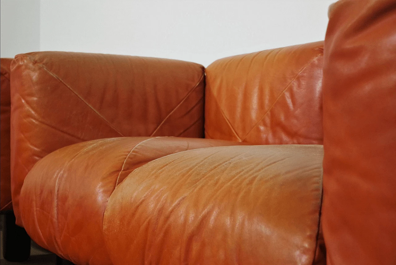 Coppia di divani e pouf Techniform in pelle arancione di Mario Marenco per Arflex, anni '70 1373373