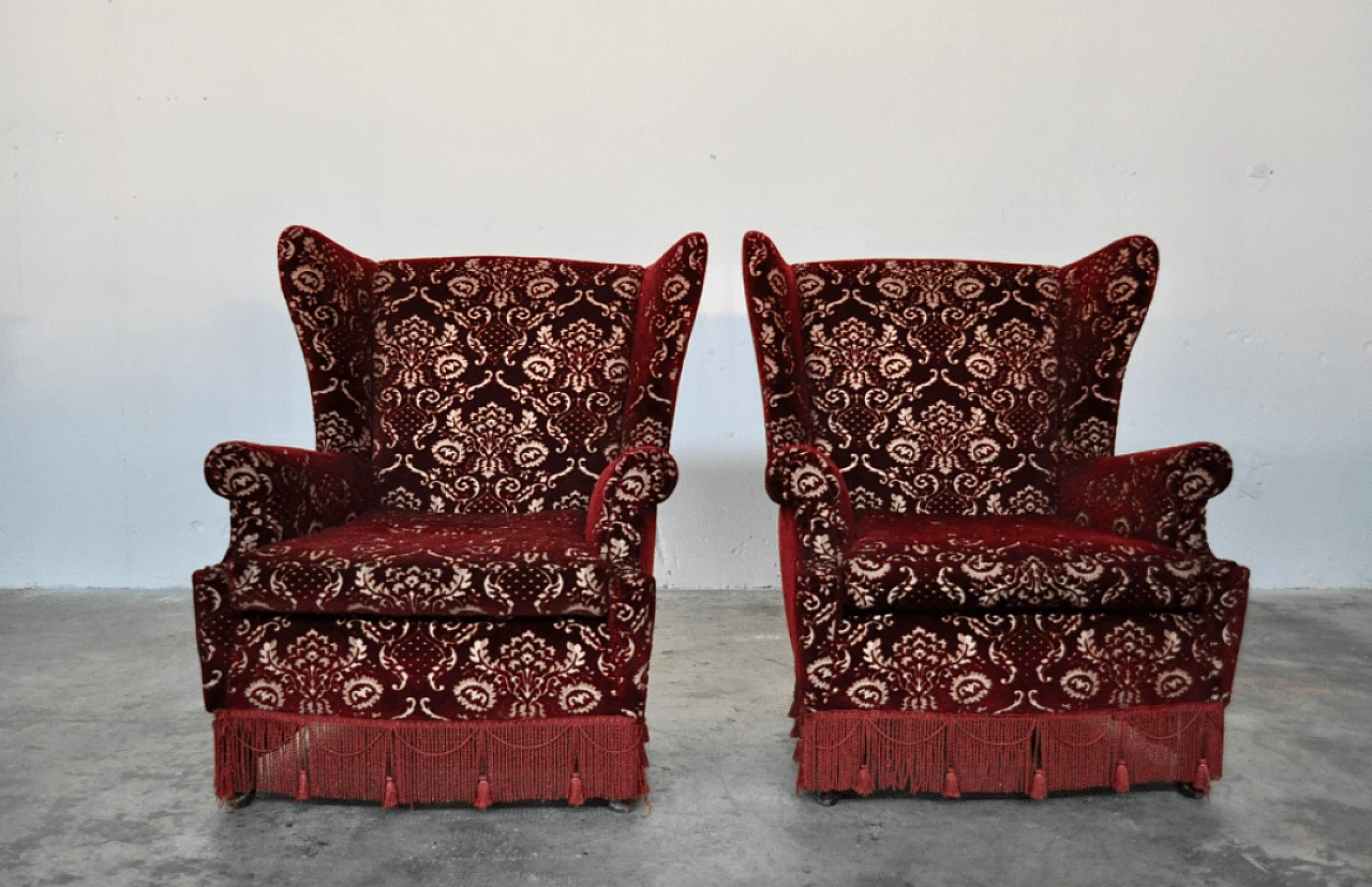 Coppia di poltrone in velluto rosso damascato, anni '50 1373419