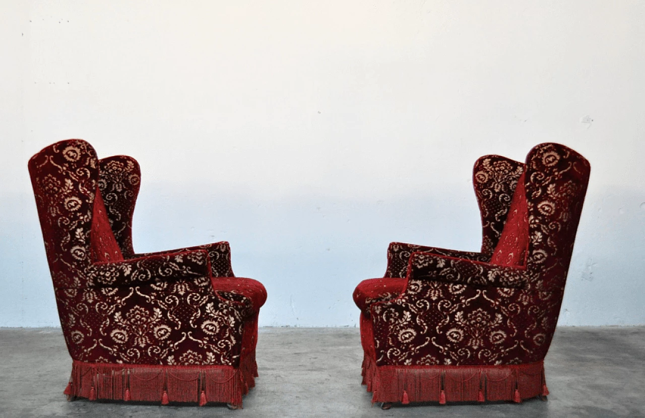 Coppia di poltrone in velluto rosso damascato, anni '50 1373420