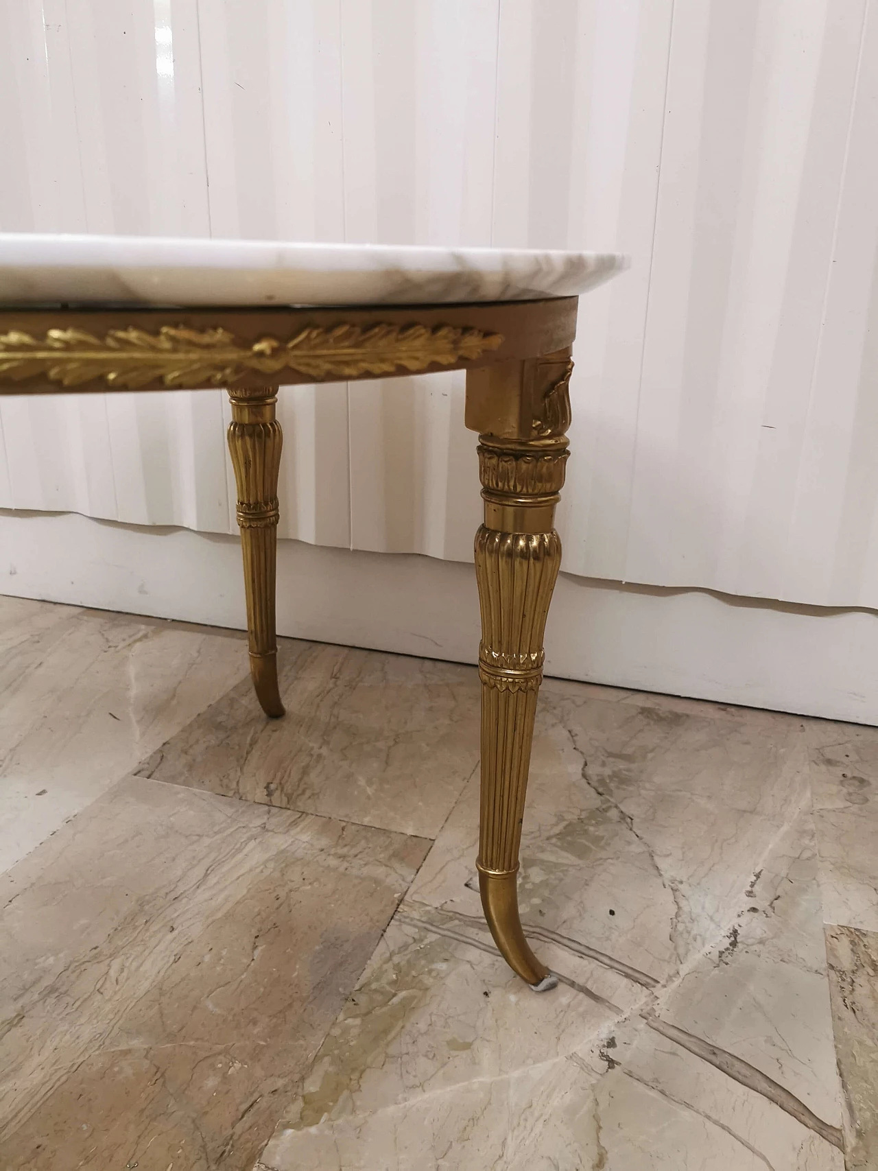 Tavolino stile Impero in ottone e marmo di Carrara, anni '60 1373459