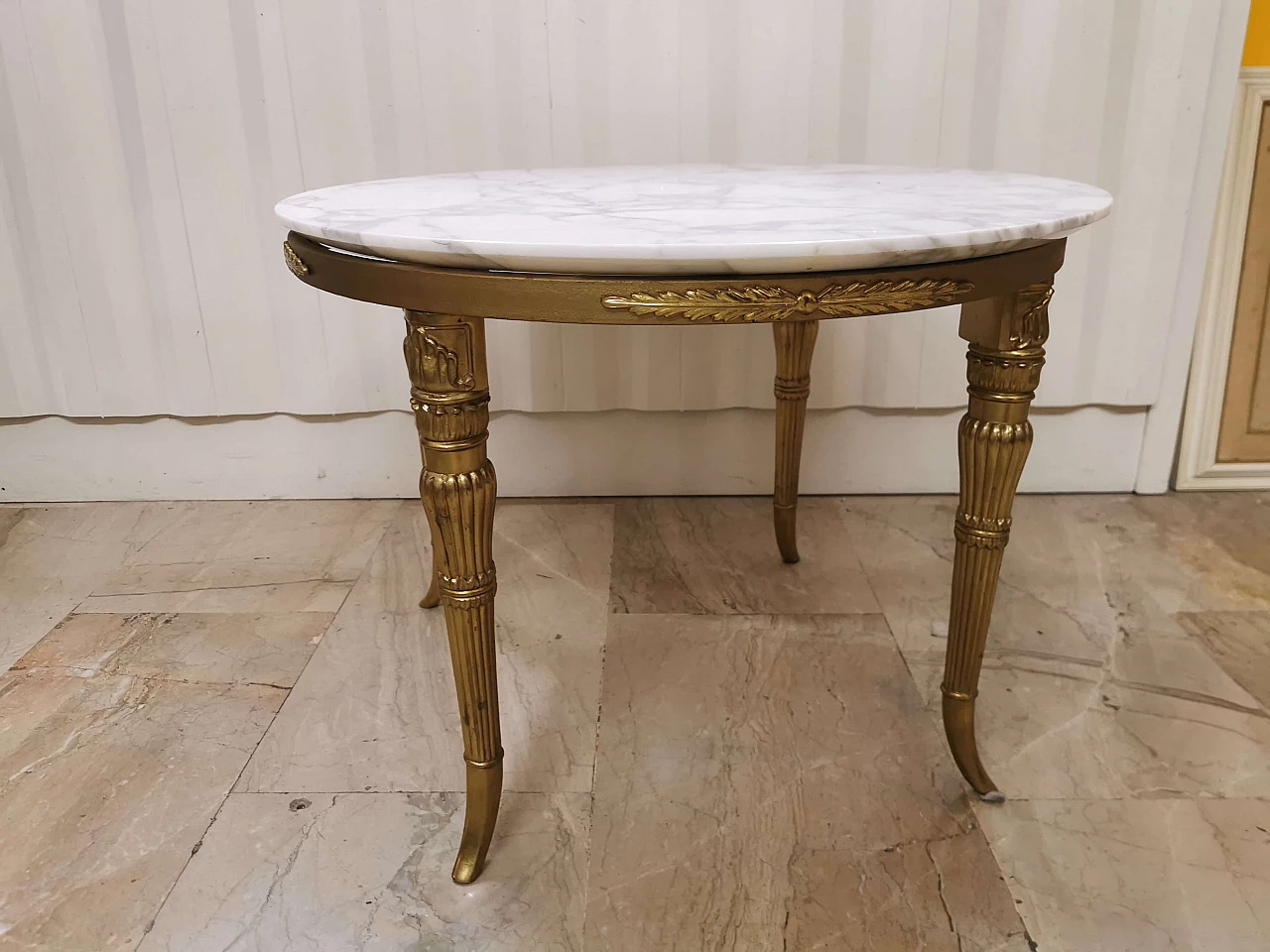 Tavolino stile Impero in ottone e marmo di Carrara, anni '60 1373468