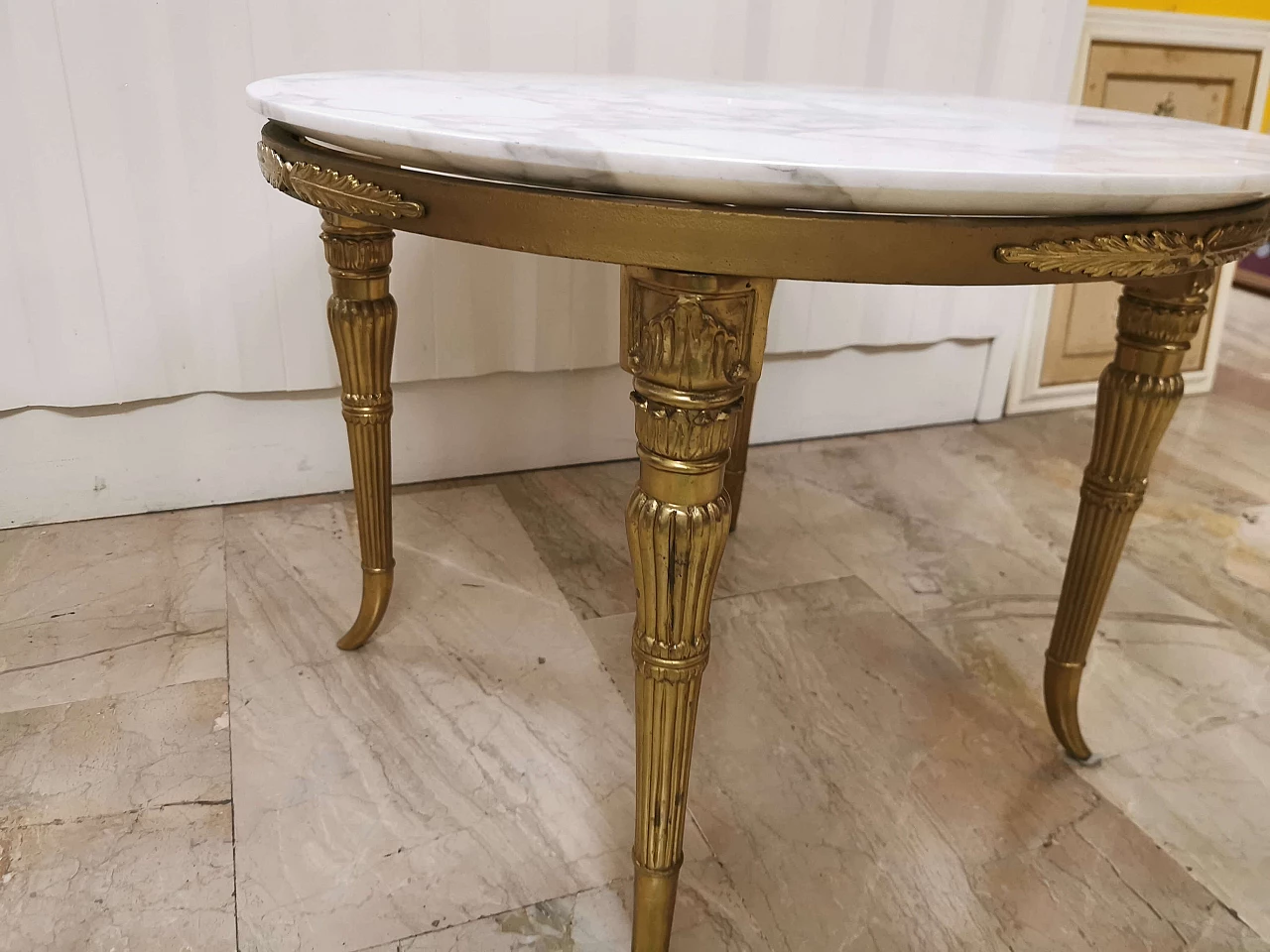 Tavolino stile Impero in ottone e marmo di Carrara, anni '60 1373469