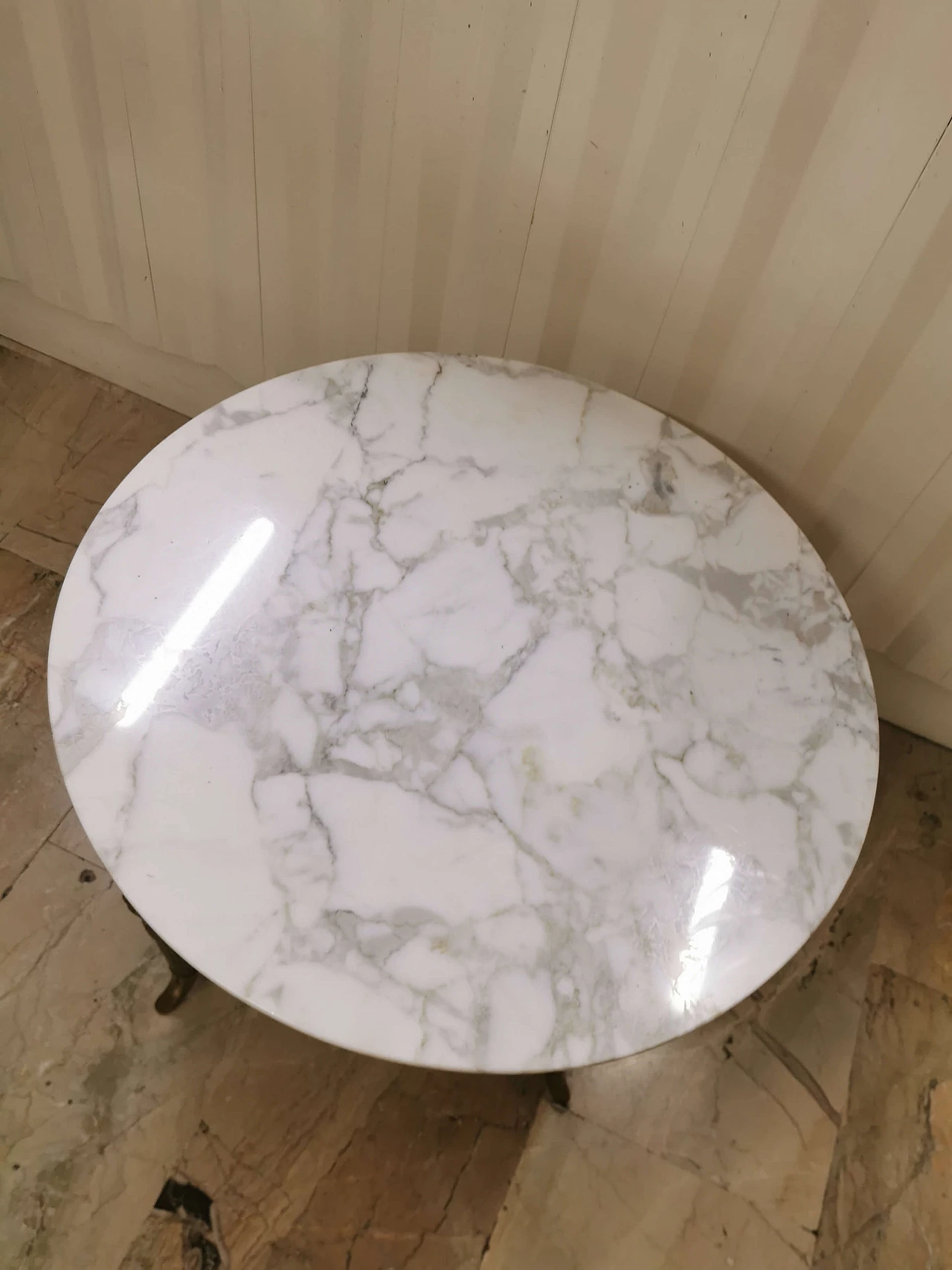 Tavolino stile Impero in ottone e marmo di Carrara, anni '60 1373470
