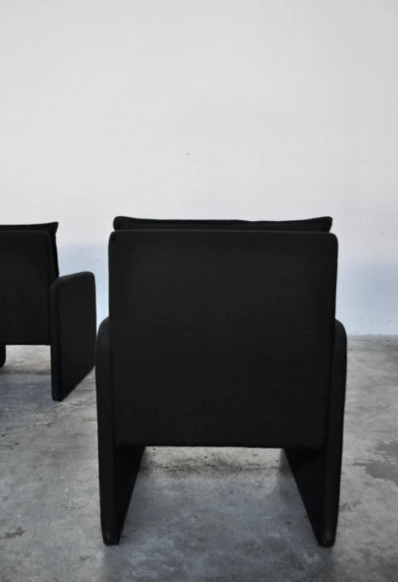 Coppia di poltrone nere, anni '70 1373473