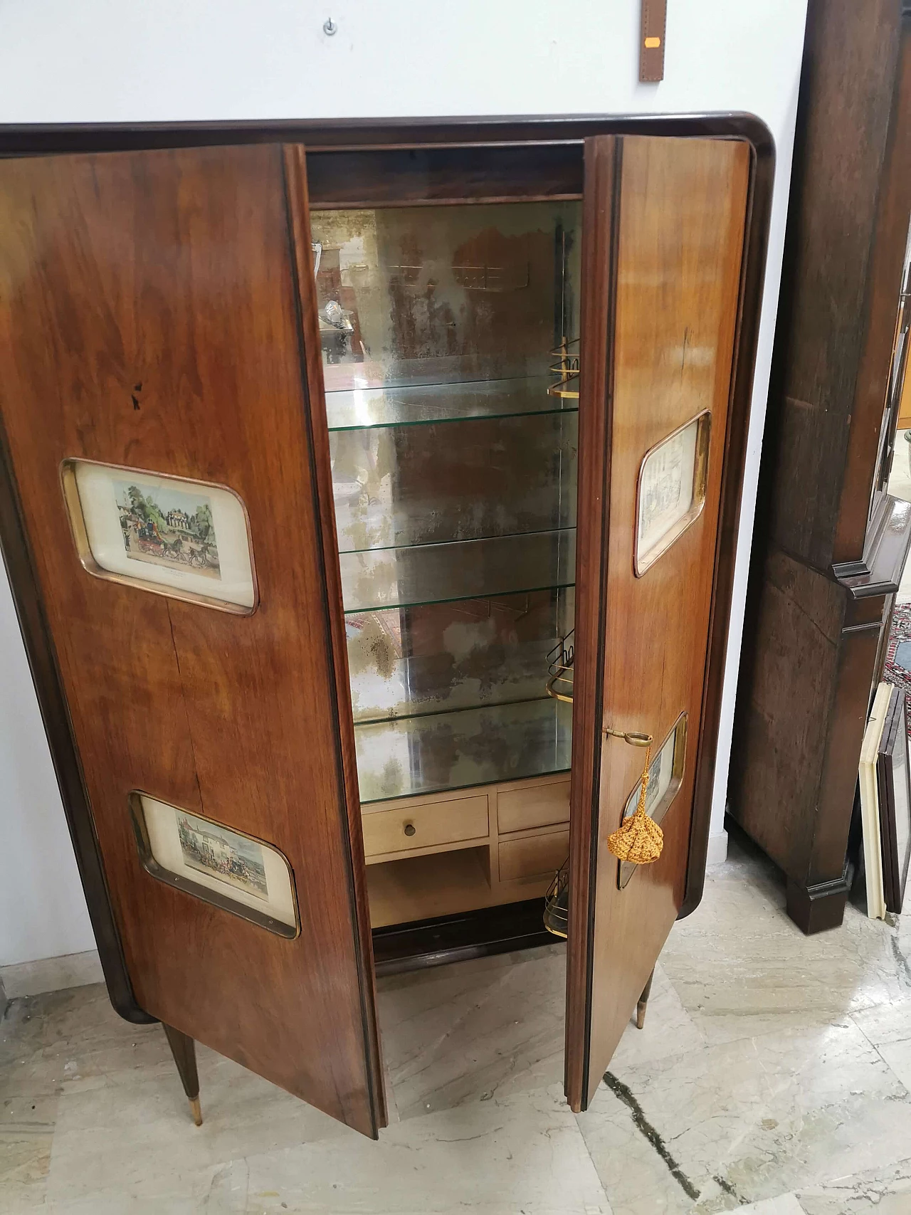 Mobile bar in legno con interno illuminato, anni '50 1373541