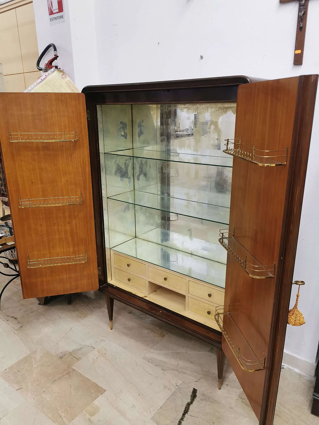 Mobile bar in legno con interno illuminato, anni '50 1373542