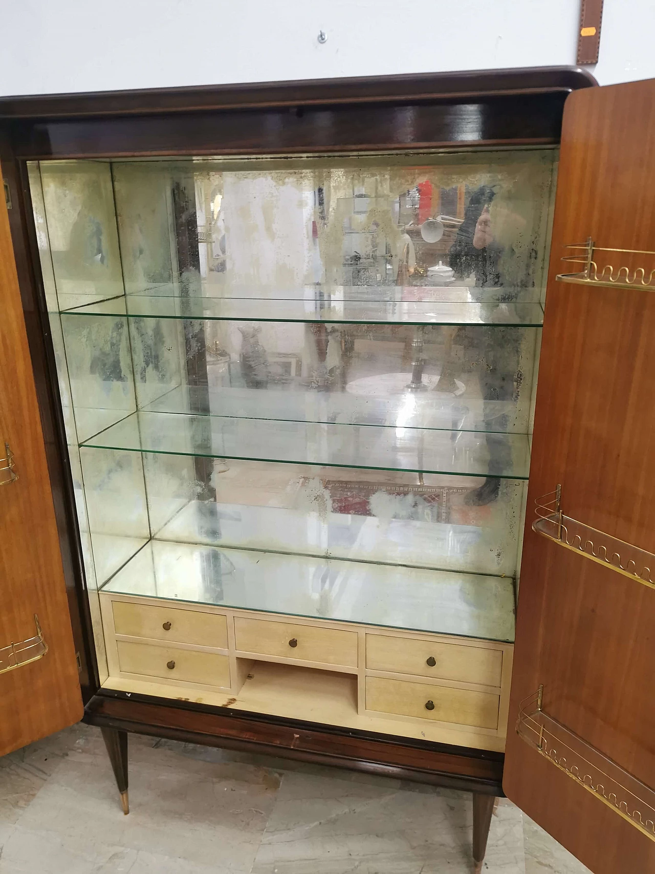 Mobile bar in legno con interno illuminato, anni '50 1373543