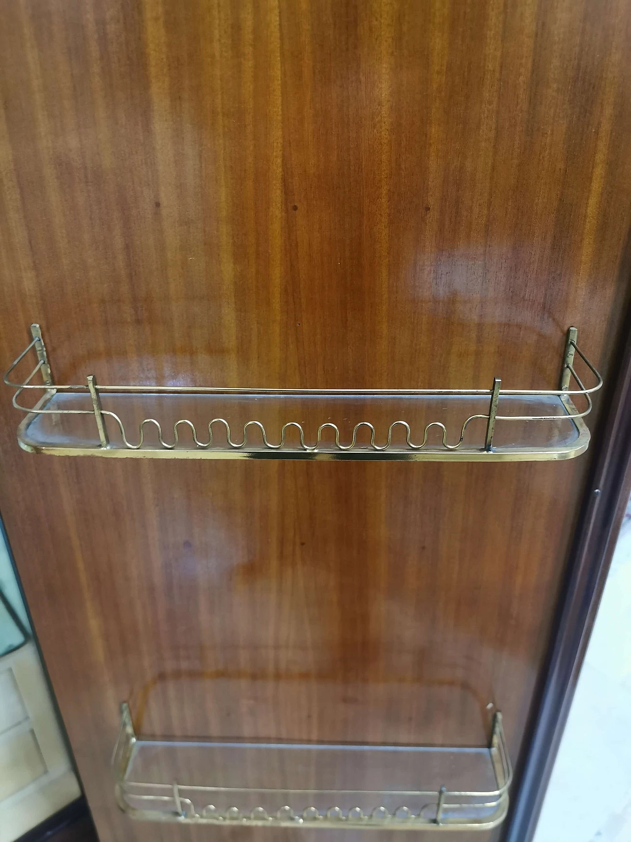 Mobile bar in legno con interno illuminato, anni '50 1373545