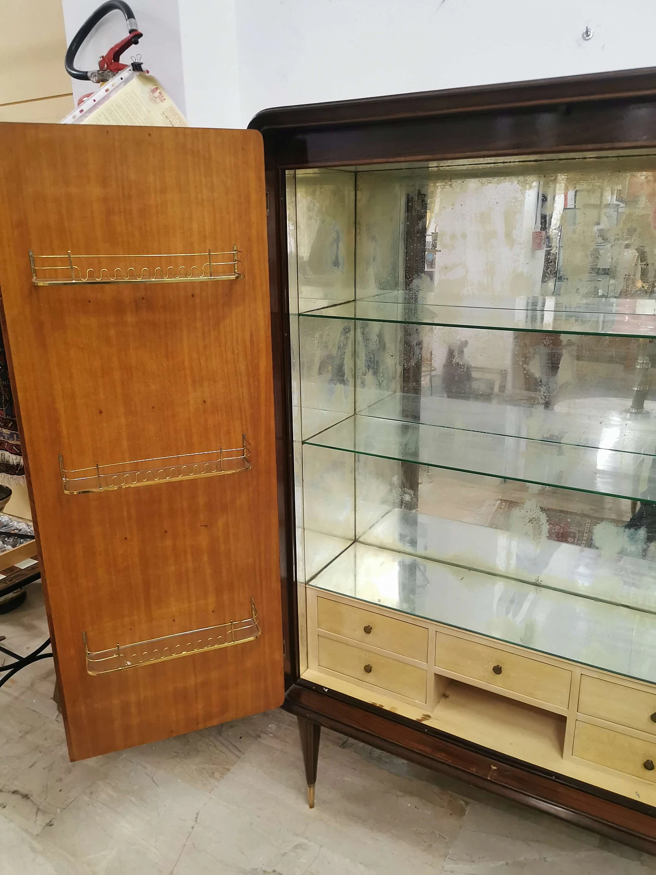 Mobile bar in legno con interno illuminato, anni '50 1373547