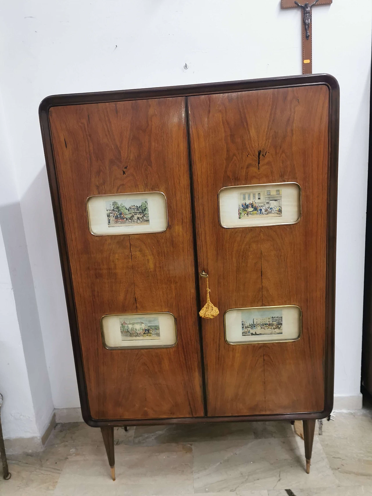 Mobile bar in legno con interno illuminato, anni '50 1373550