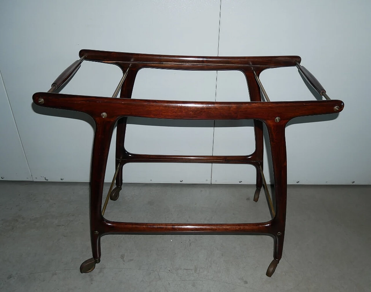 Wooden and brass trolley with glass shelves, 1960s 1373604