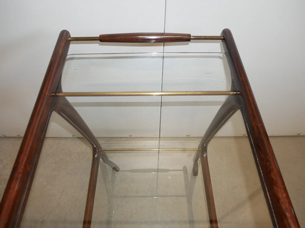 Carrello in legno e ottone con ripiani in vetro, anni '60 1373607