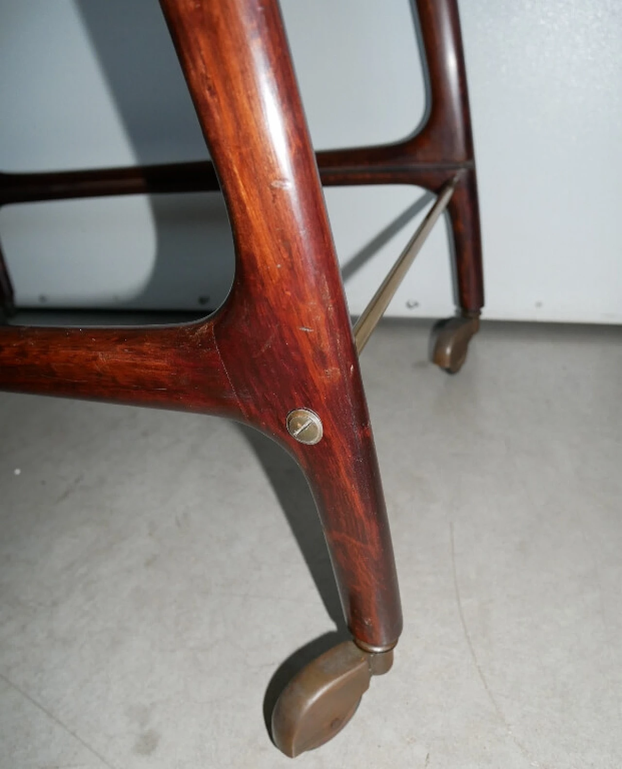 Carrello in legno e ottone con ripiani in vetro, anni '60 1373608