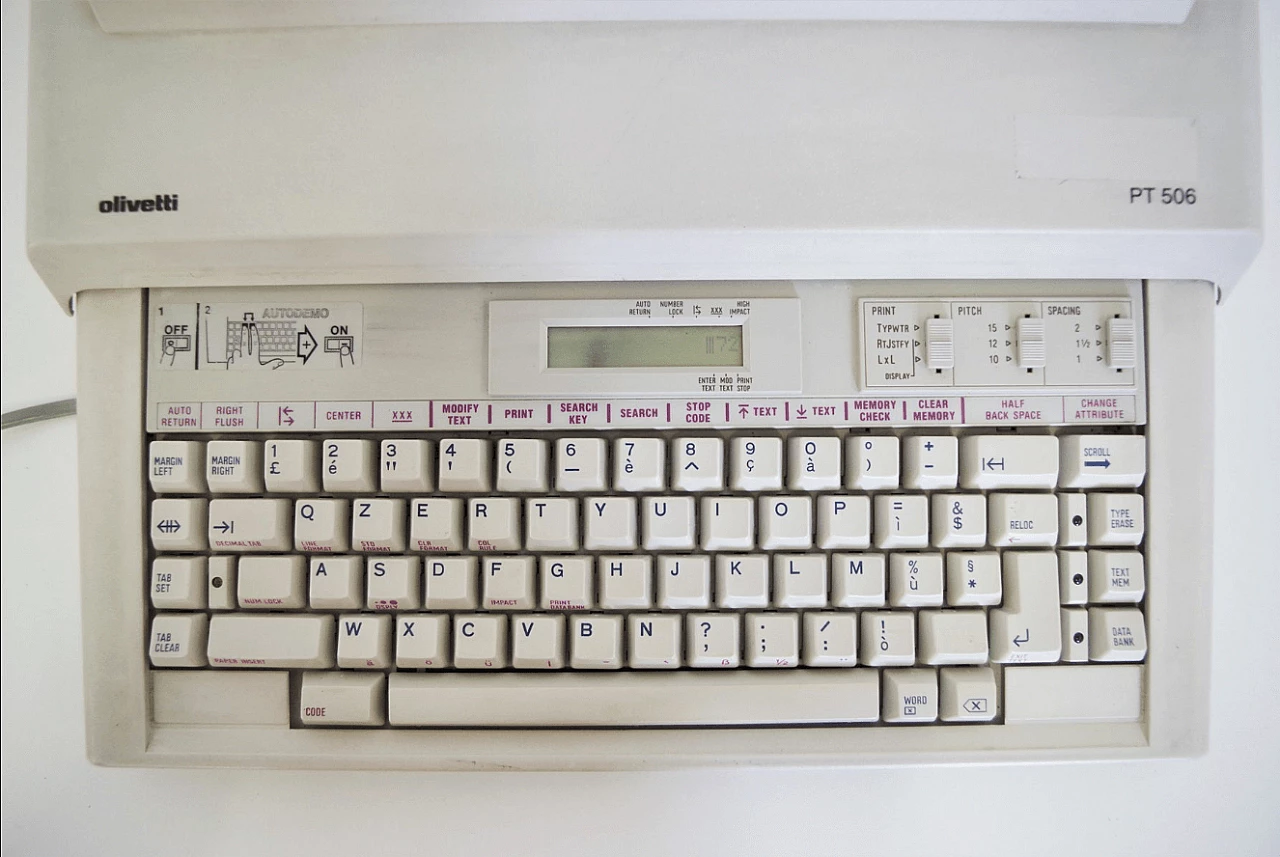 Macchina da scrivere elettronica PT-506 di Olivetti, anni '80 1373763