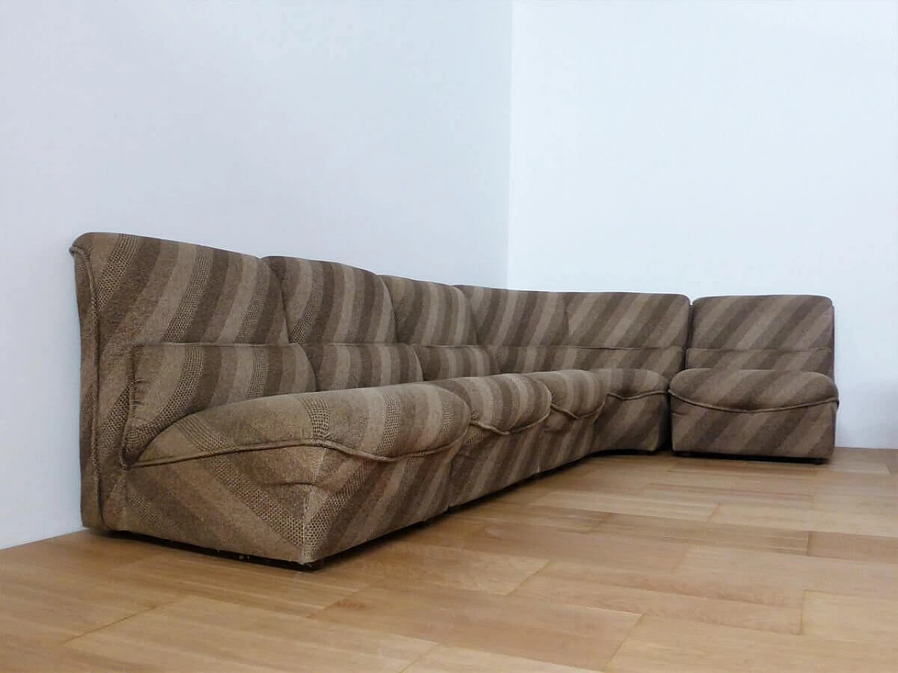 4 poltrone con un elemento ad angolo in tessuto a righe, anni '70 1375860