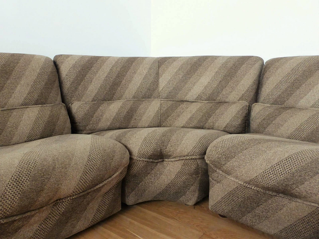 4 poltrone con un elemento ad angolo in tessuto a righe, anni '70 1375863