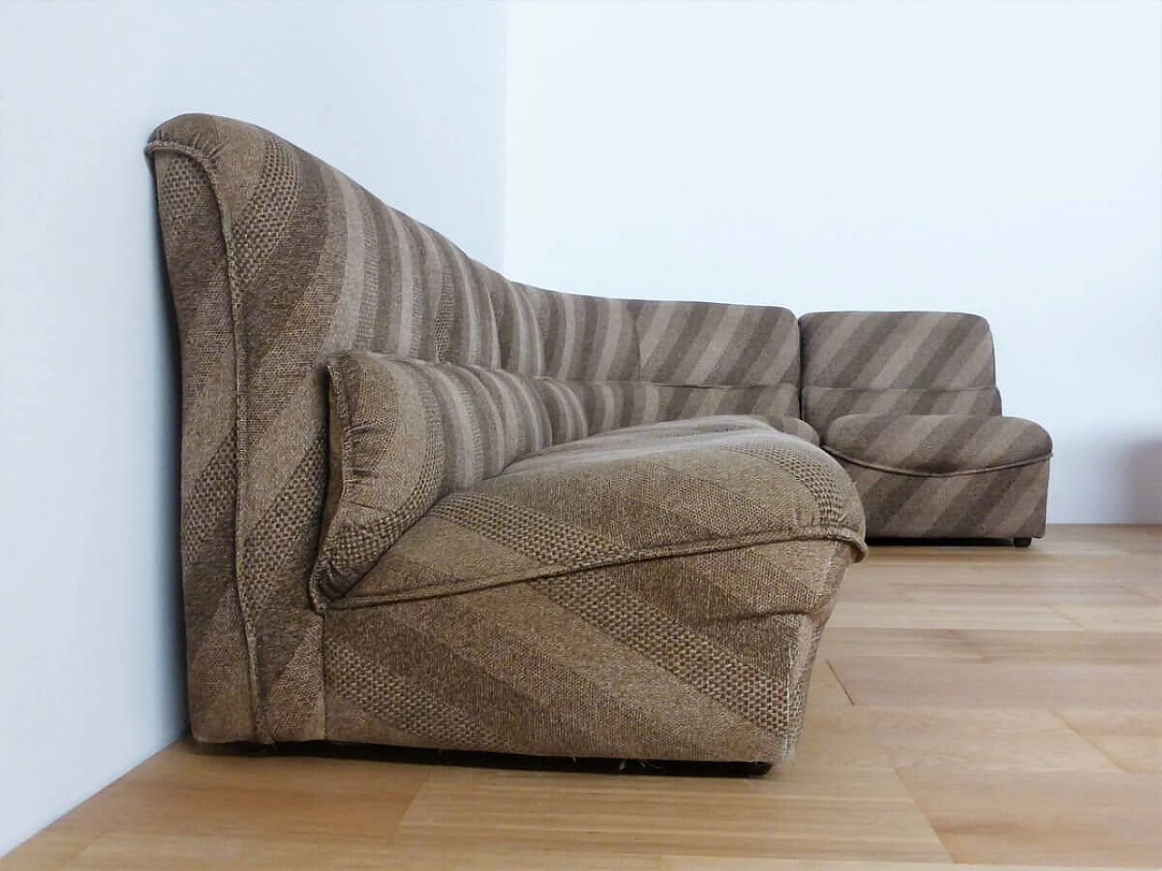 4 poltrone con un elemento ad angolo in tessuto a righe, anni '70 1375865