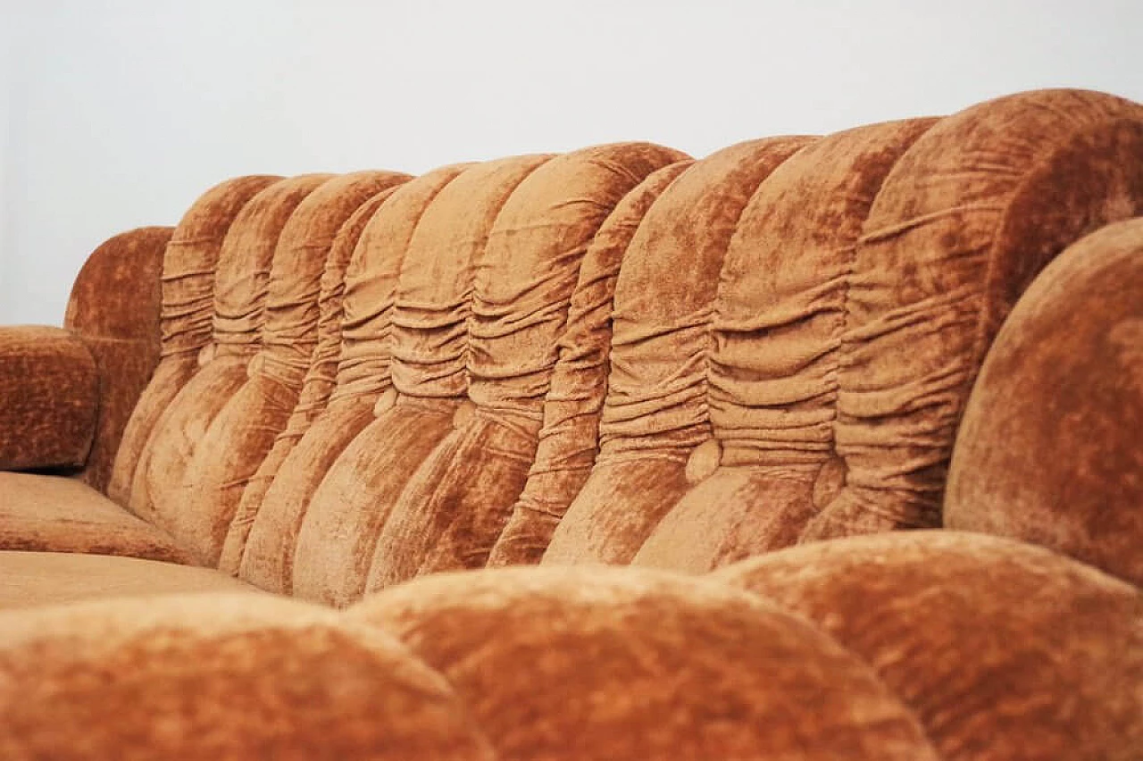 Coppia di poltrone in velluto e divano a conchiglia, anni '70 1376055