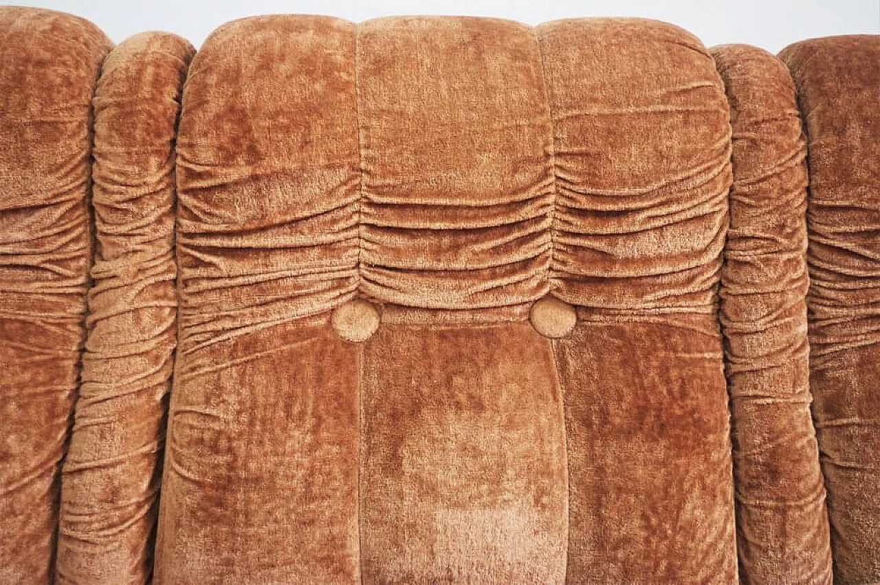 Coppia di poltrone in velluto e divano a conchiglia, anni '70 1376057