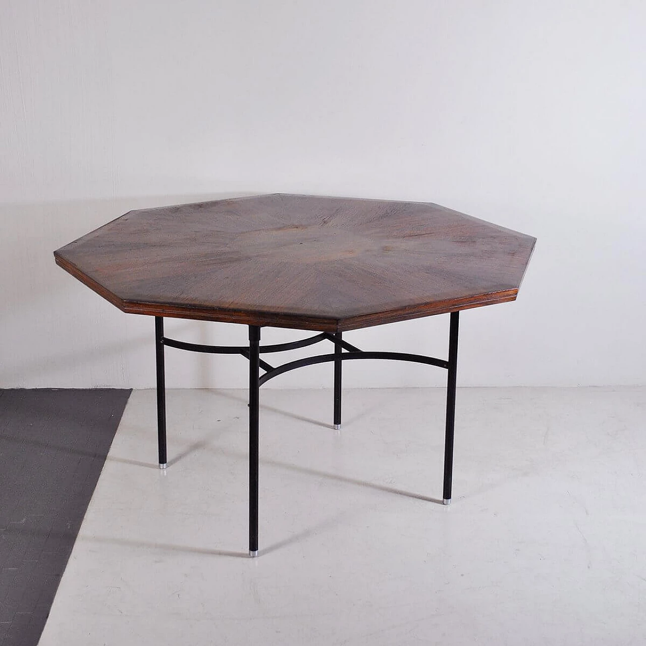 Tavolo ottagonale in teak intarsiato e metallo tubolare, anni '60 1376854