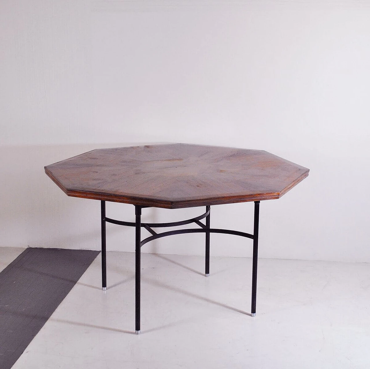 Tavolo ottagonale in teak intarsiato e metallo tubolare, anni '60 1376856