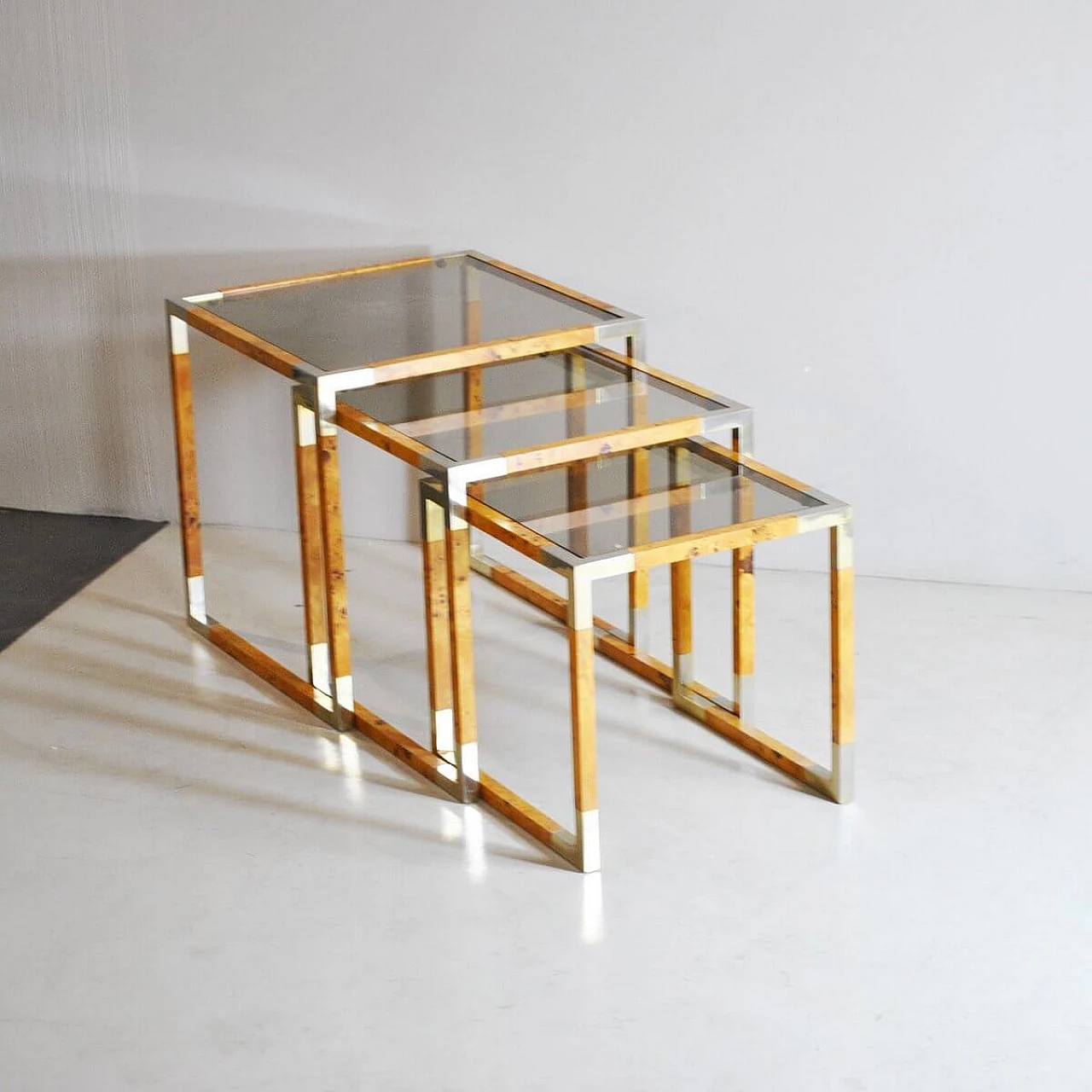 3 Tavolini ad incastro in legno impiallacciato e vetro fumé, anni '60 1377242