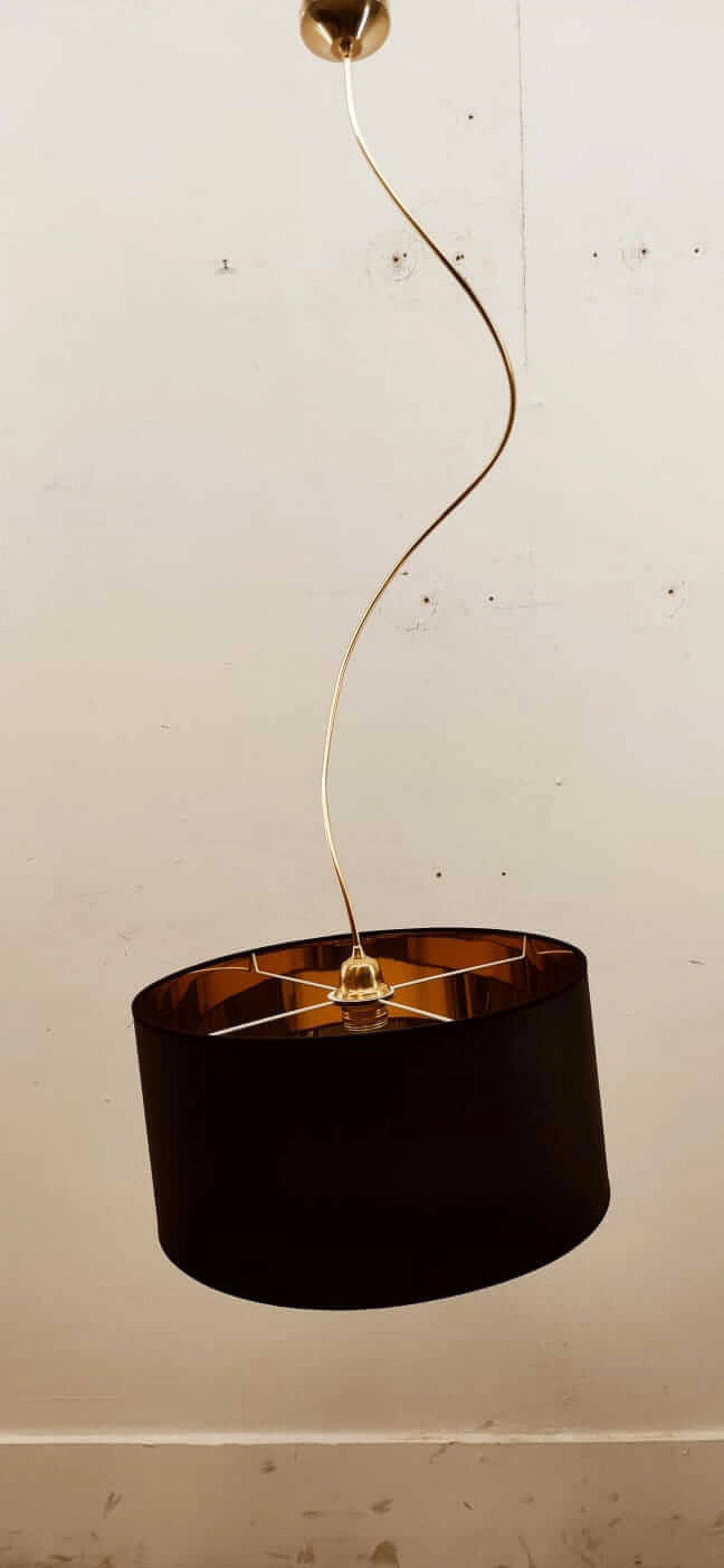 Lampada a sospensione con braccio regolabile nero e oro, anni '80 1377805