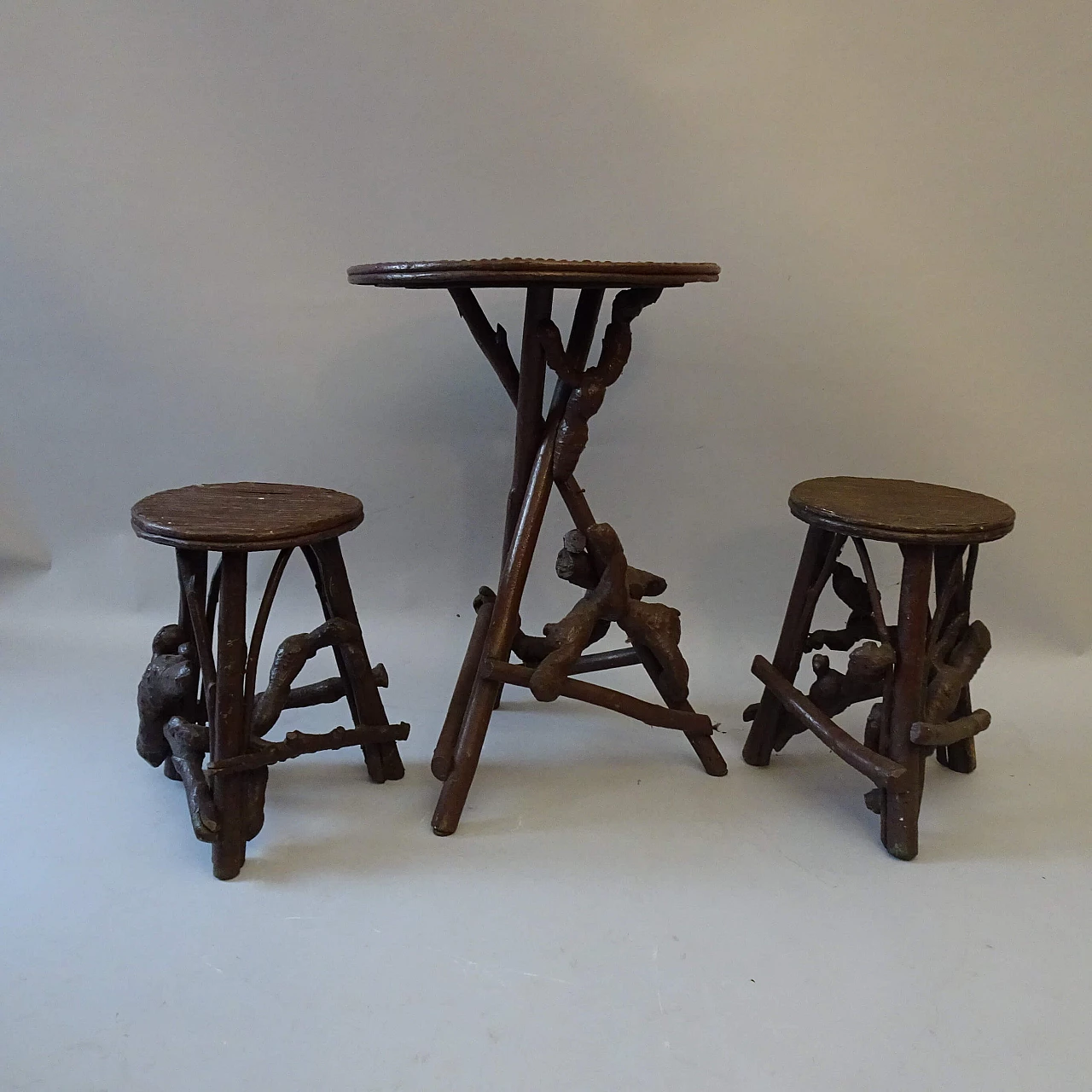 Tavolino e coppia di sgabelli in legno e bambù, anni '30 1378212