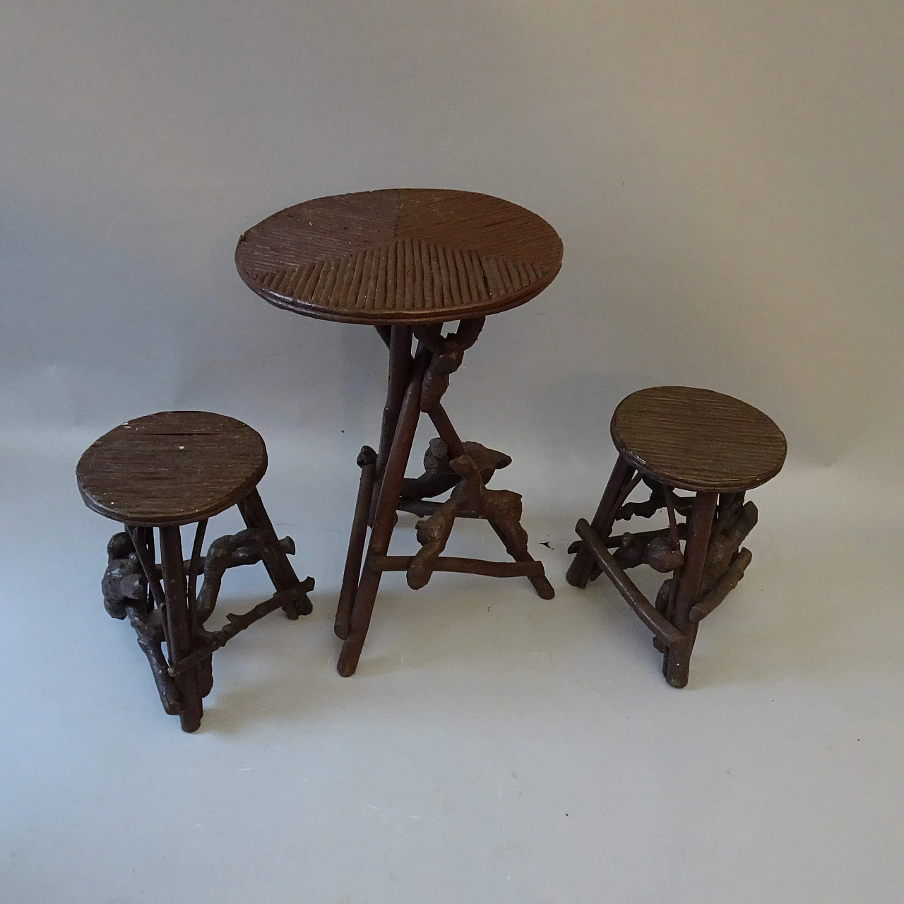 Tavolino e coppia di sgabelli in legno e bambù, anni '30 1378213