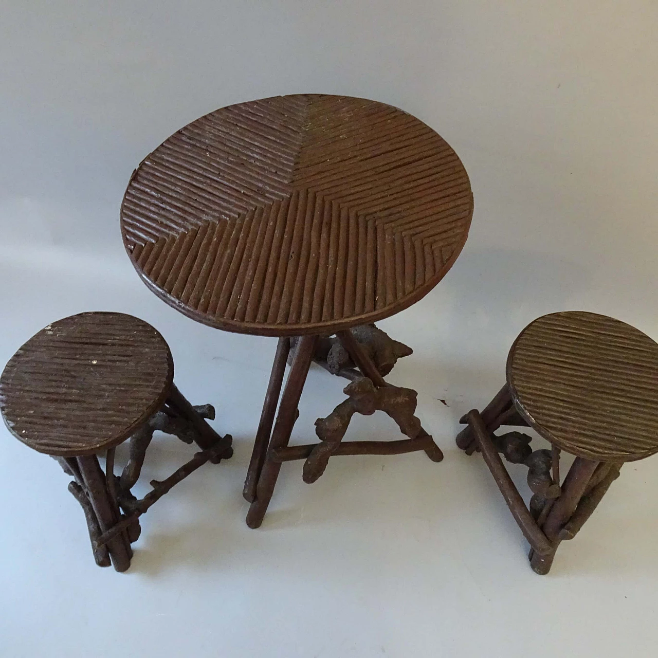 Tavolino e coppia di sgabelli in legno e bambù, anni '30 1378214