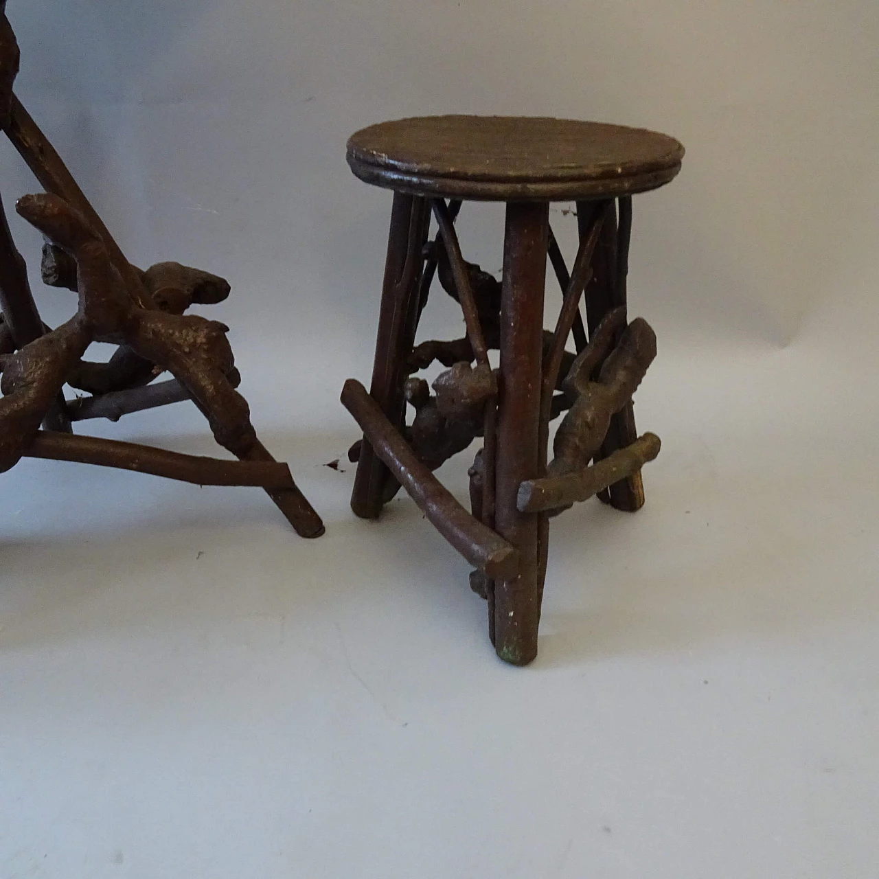 Tavolino e coppia di sgabelli in legno e bambù, anni '30 1378215