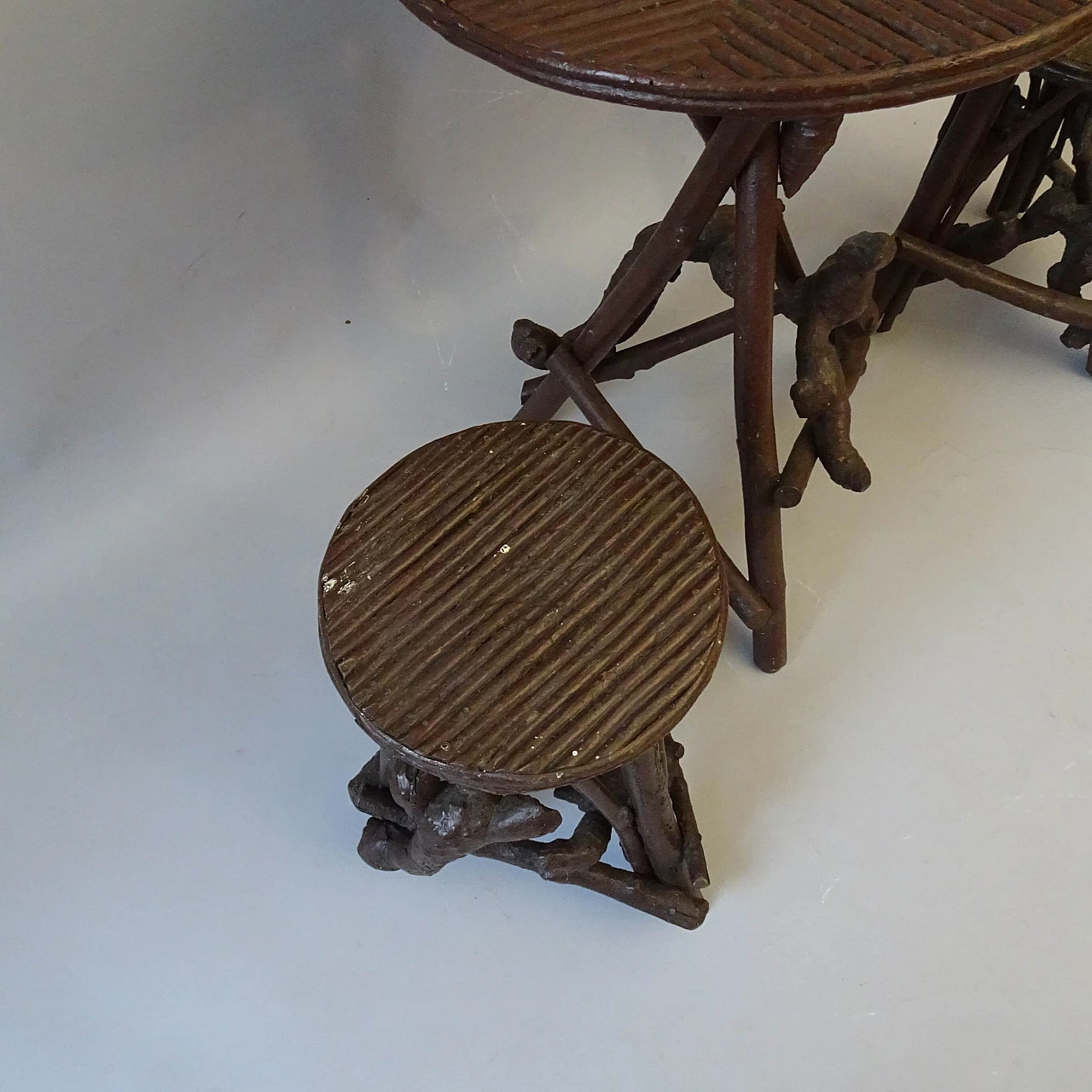 Tavolino e coppia di sgabelli in legno e bambù, anni '30 1378216