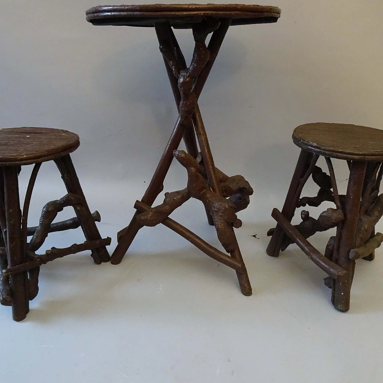 Tavolino e coppia di sgabelli in legno e bambù, anni '30 1378217