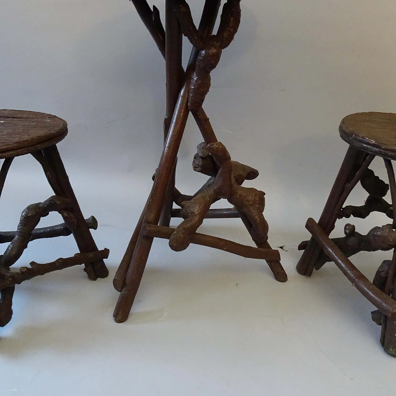 Tavolino e coppia di sgabelli in legno e bambù, anni '30 1378218