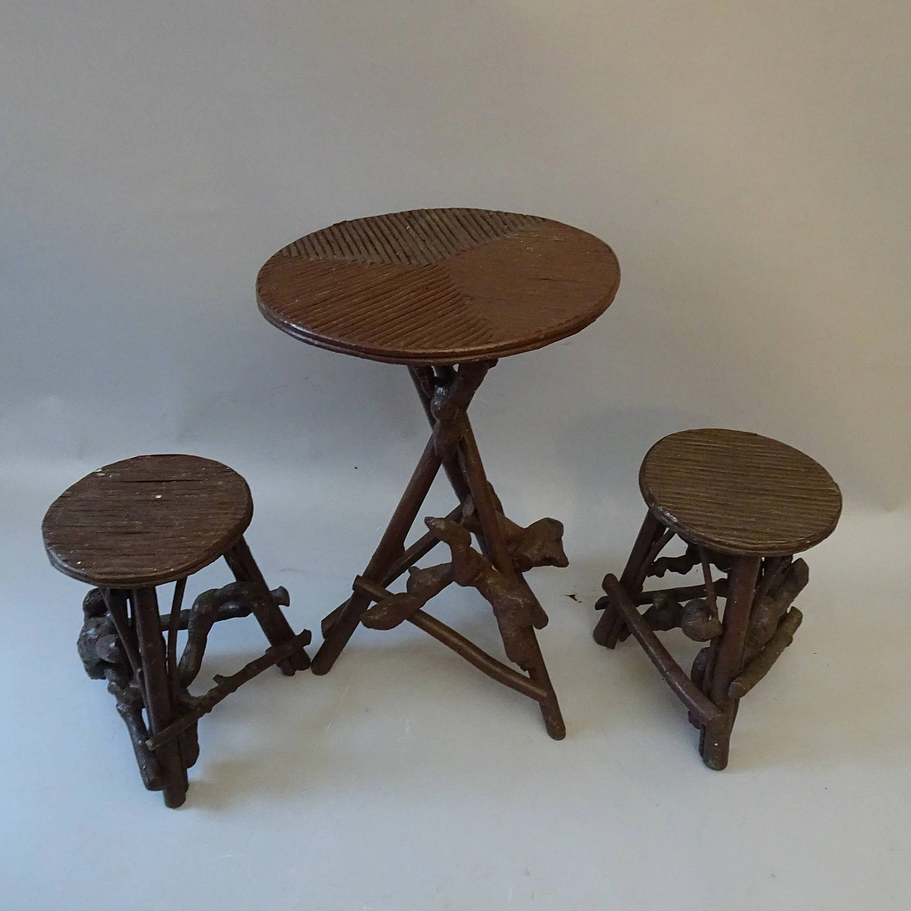 Tavolino e coppia di sgabelli in legno e bambù, anni '30 1378219