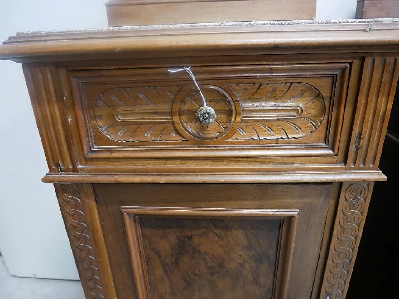 Coppia di comodini in noce con piano in graniglia, inizio '900 1378222