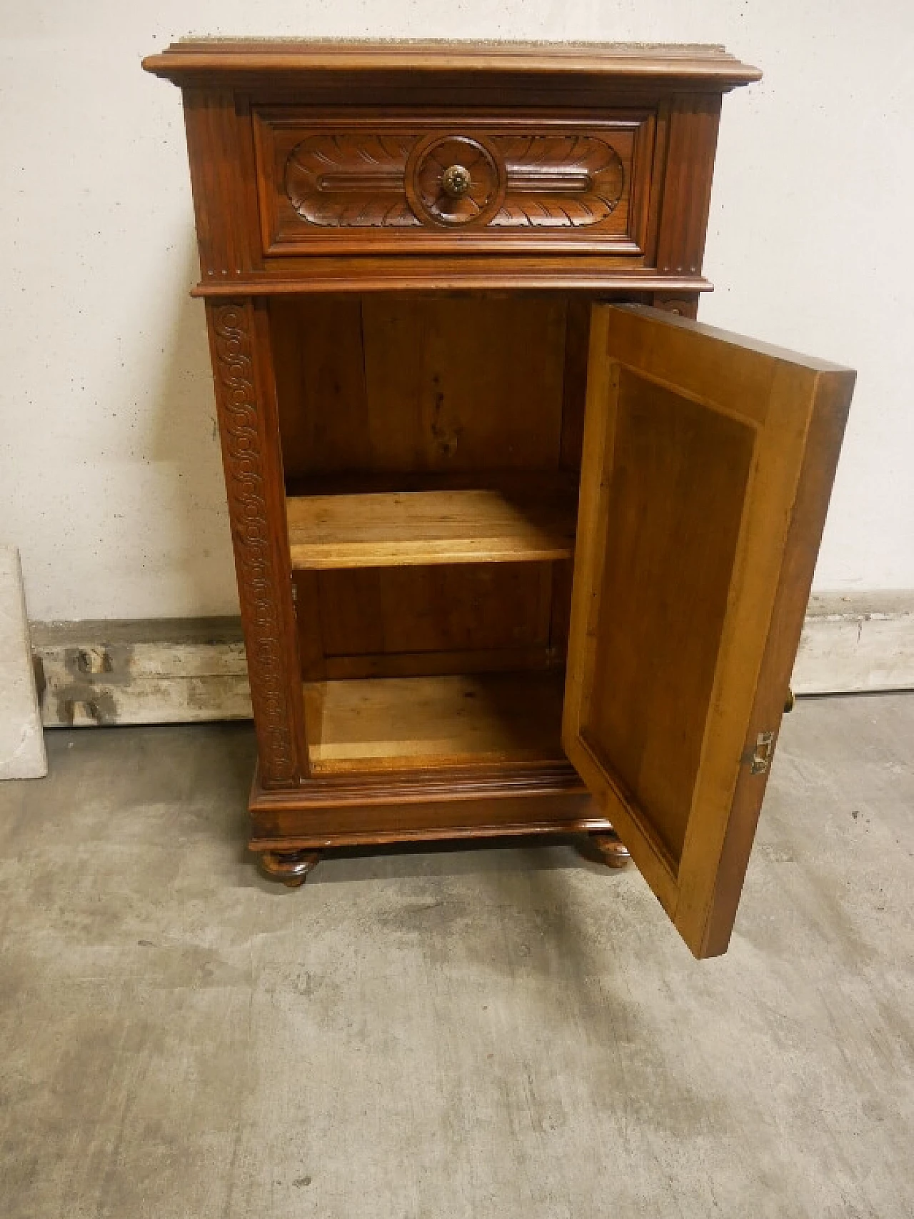 Coppia di comodini in noce con piano in graniglia, inizio '900 1378228