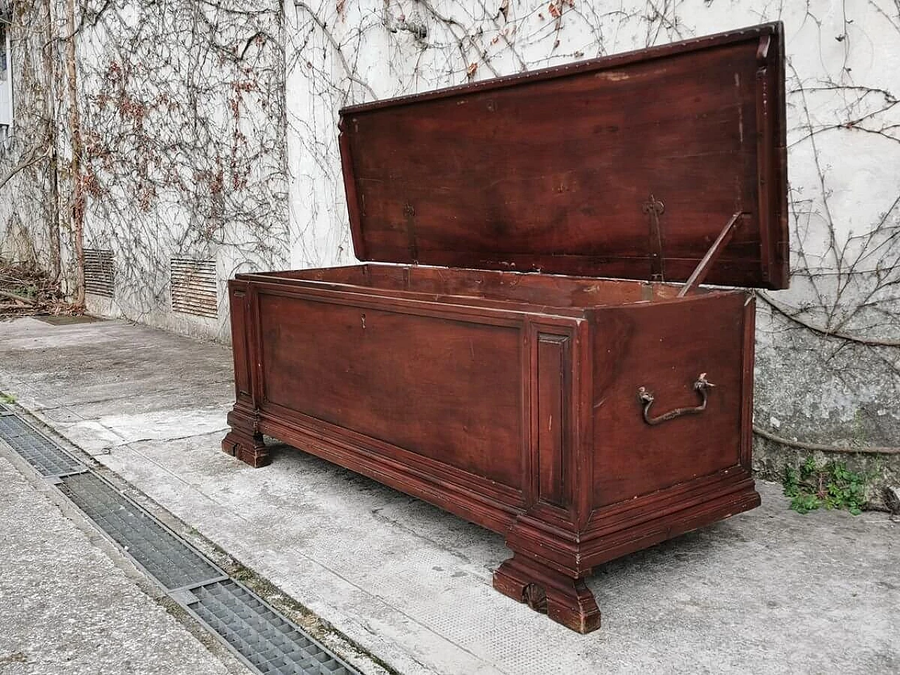 Walnut chest, 19th century 1378989