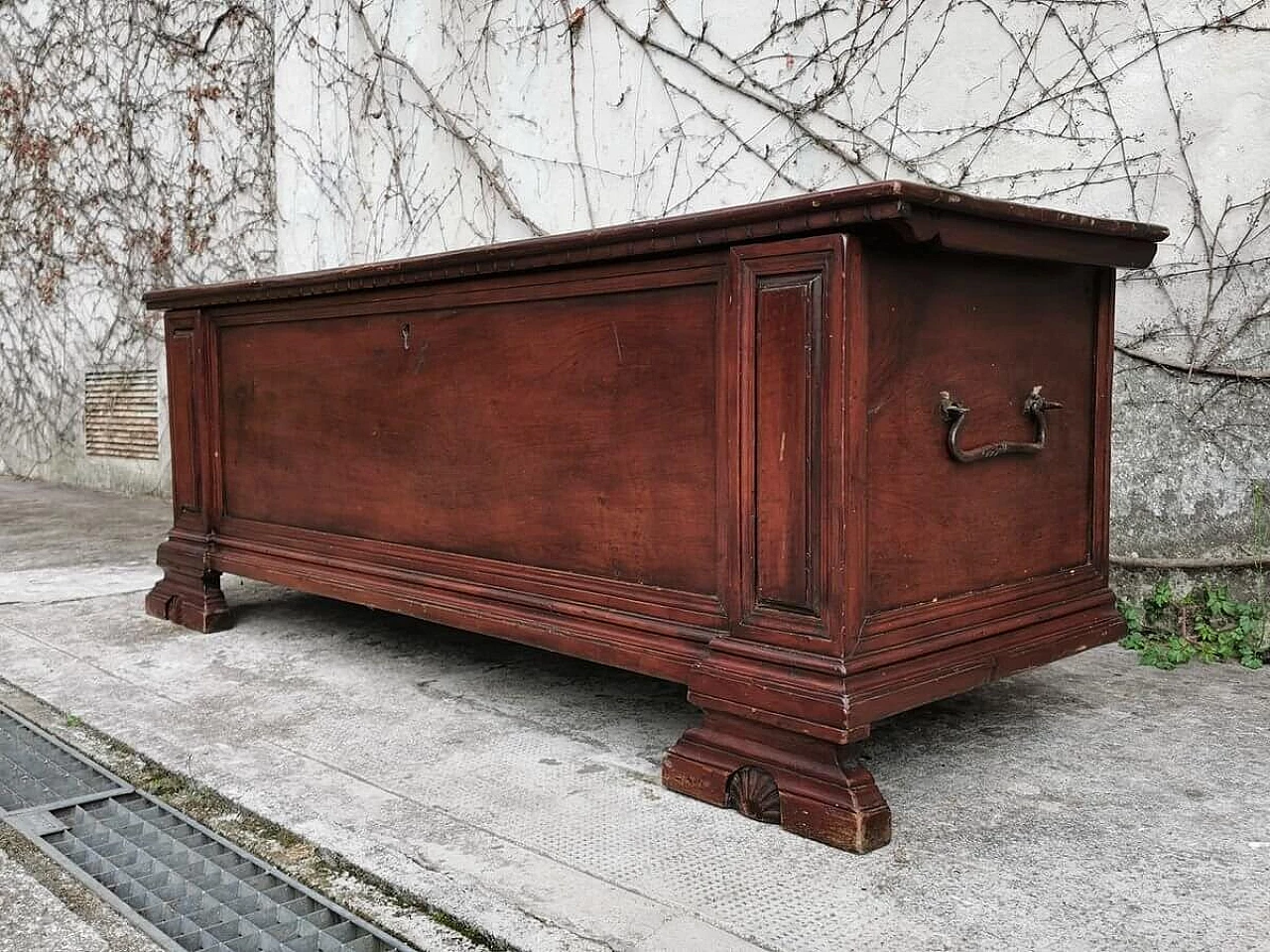 Walnut chest, 19th century 1378995
