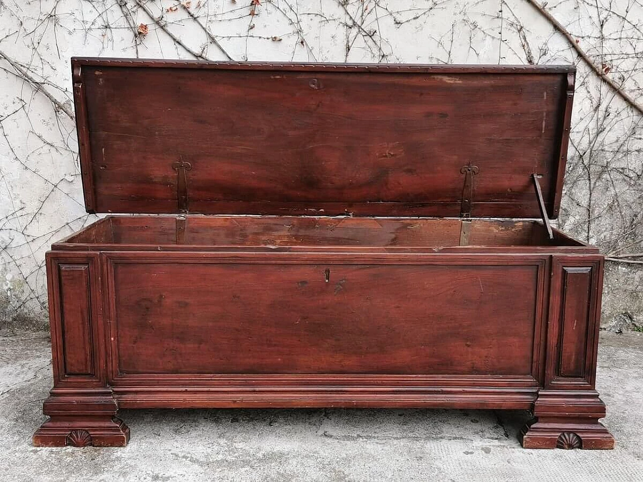 Walnut chest, 19th century 1378996