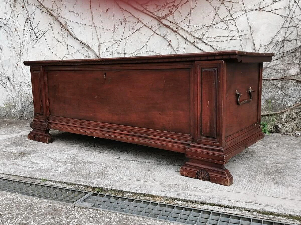 Walnut chest, 19th century 1378999