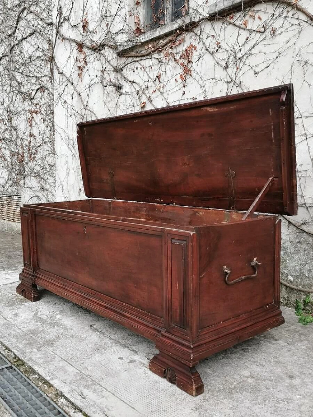 Walnut chest, 19th century 1379000