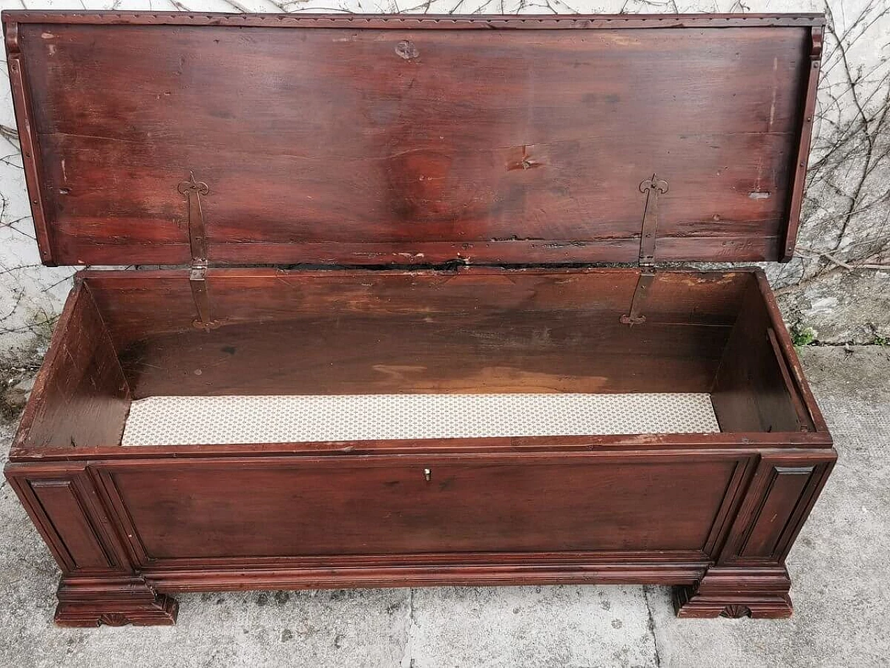 Walnut chest, 19th century 1379002